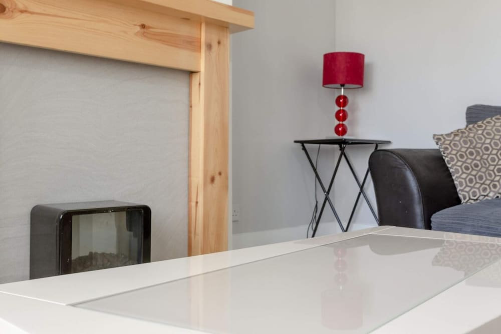 Modern 2 Bedroom Apartment in Morden