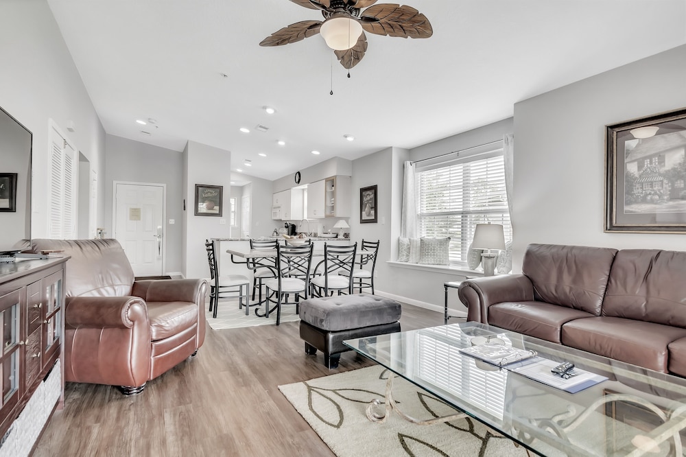 Gorgeous Greens 2 Bedroom Condo by Redawning