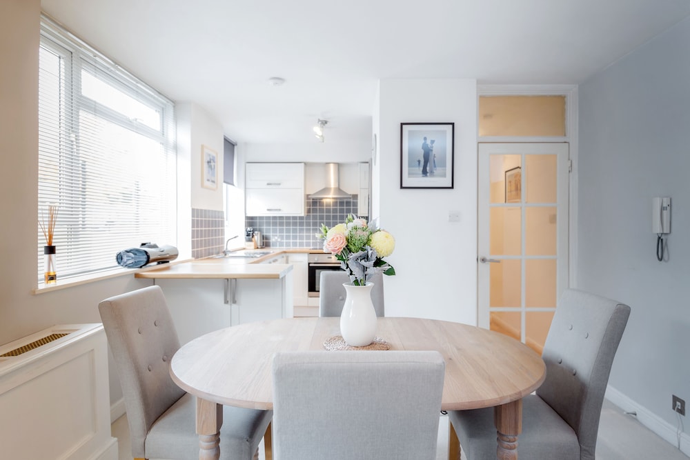 Putney Court - 1 Bed Apartment by BaseToGo