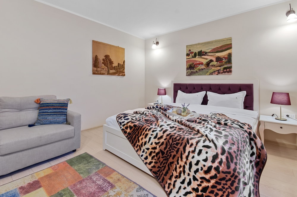 Piata Sfatului Studio