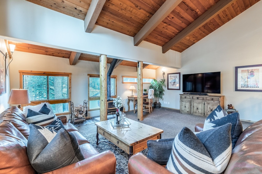 Courchevel 14 Remodeled Light and Bright Mountain Cabin, Walk to Canyon Lodge Slopes by Redawning