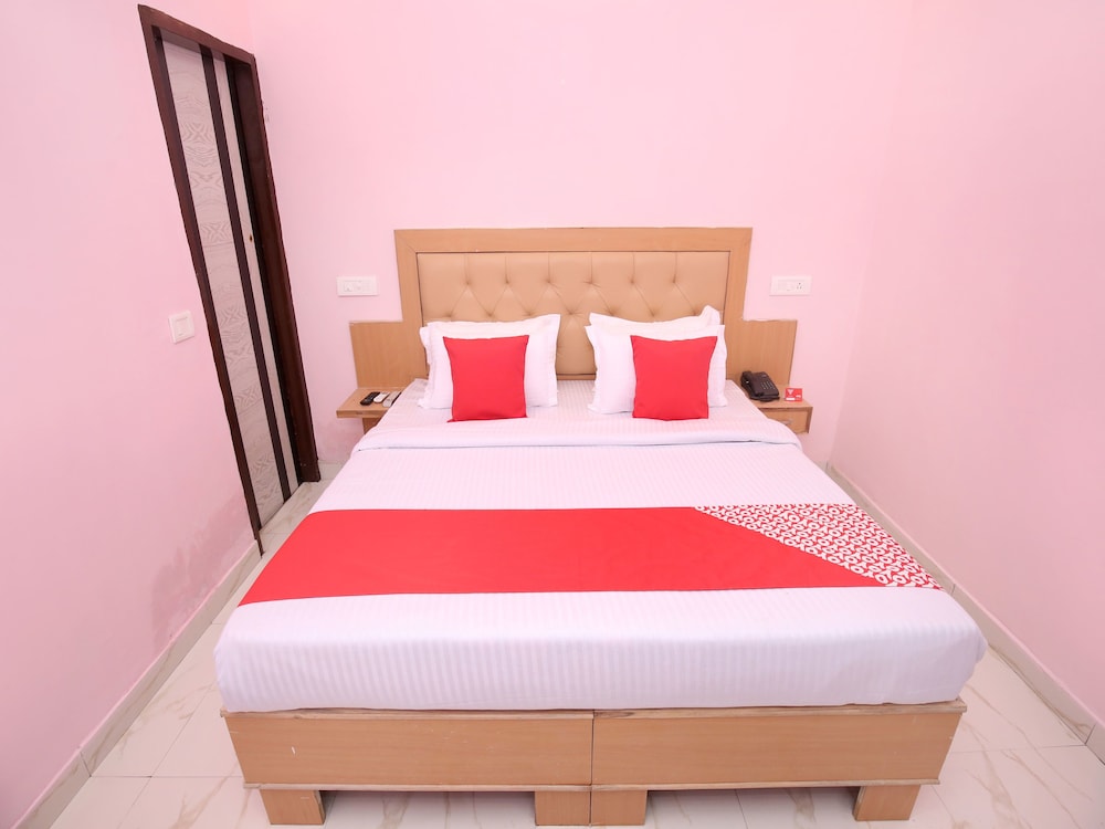 OYO 13119 Hotel Skydeep