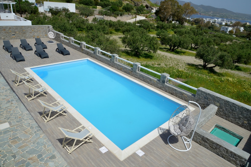 Glaronisia Hotel