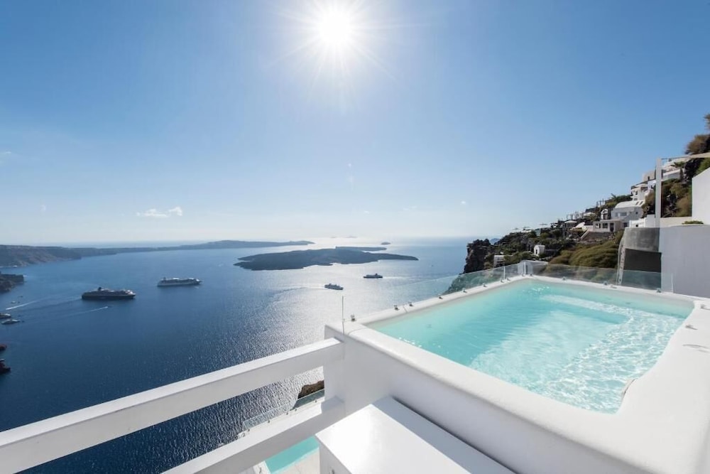 Aqua Luxury Suites