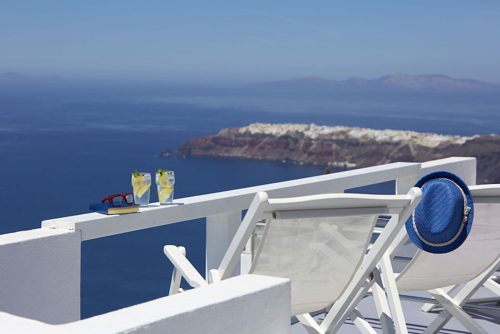 WhiteDeck Hotel