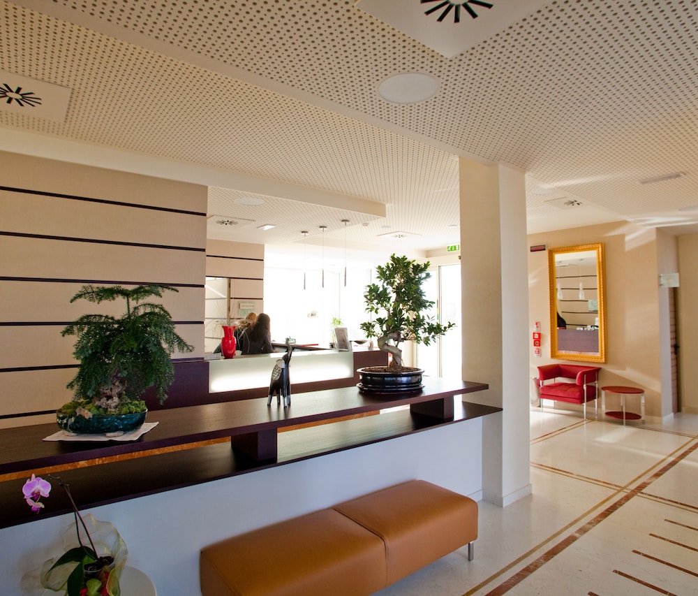 Breaking Business Hotel