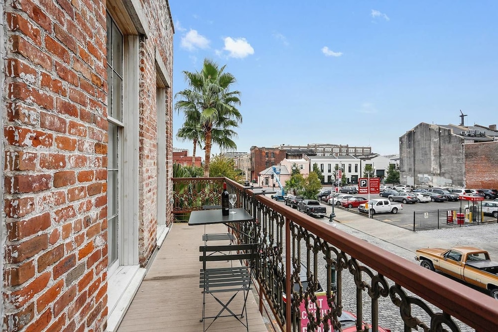 1br/1ba w/ Exposed-brick Apt in DT Nola by Domio