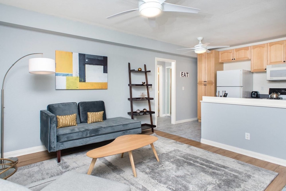 Quaint 1 BR Steps to PB by Domio