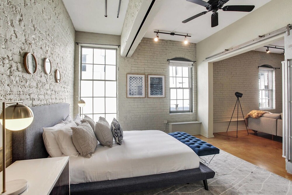 Impressive 2br/2ba Industrial Apt in Nola by Domio