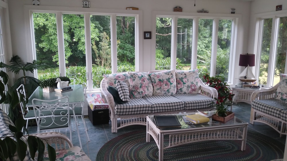 Marvel's on the Creek