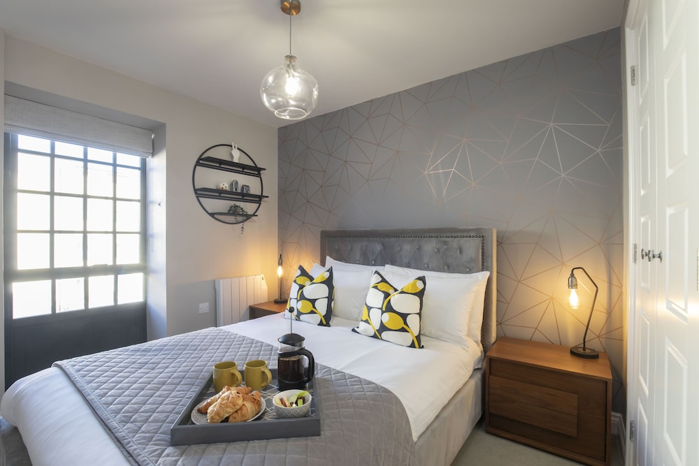 Elliot Oliver - Modern 2 Bedroom Town Centre Apartment