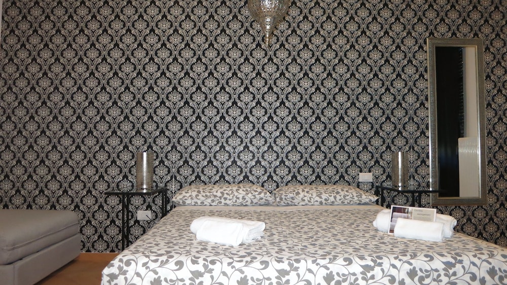 Dante Rooms and Apartment