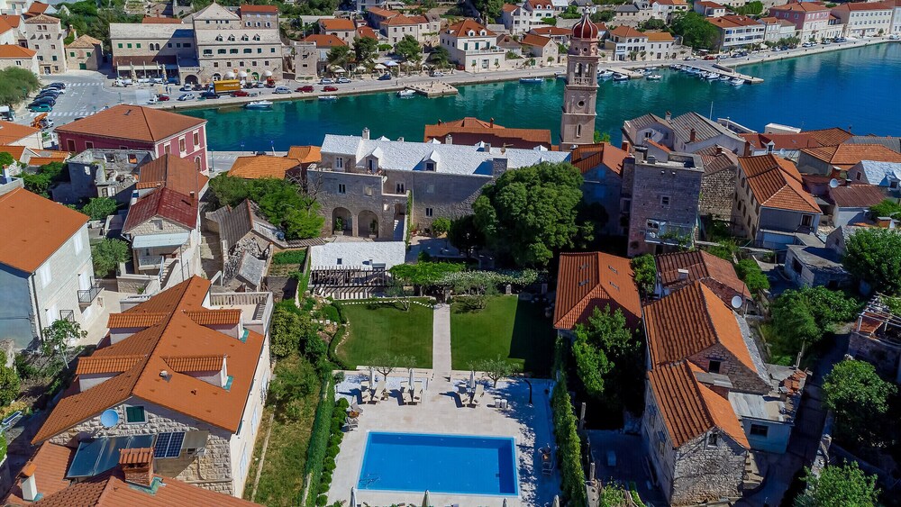 Puteus Palace Brac