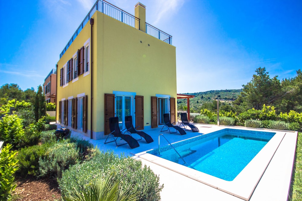 Villa Yellow