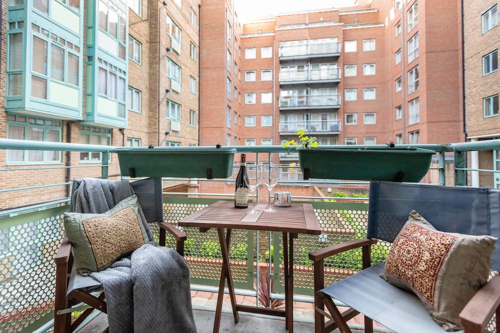 Platinum Apartment in West London 9955