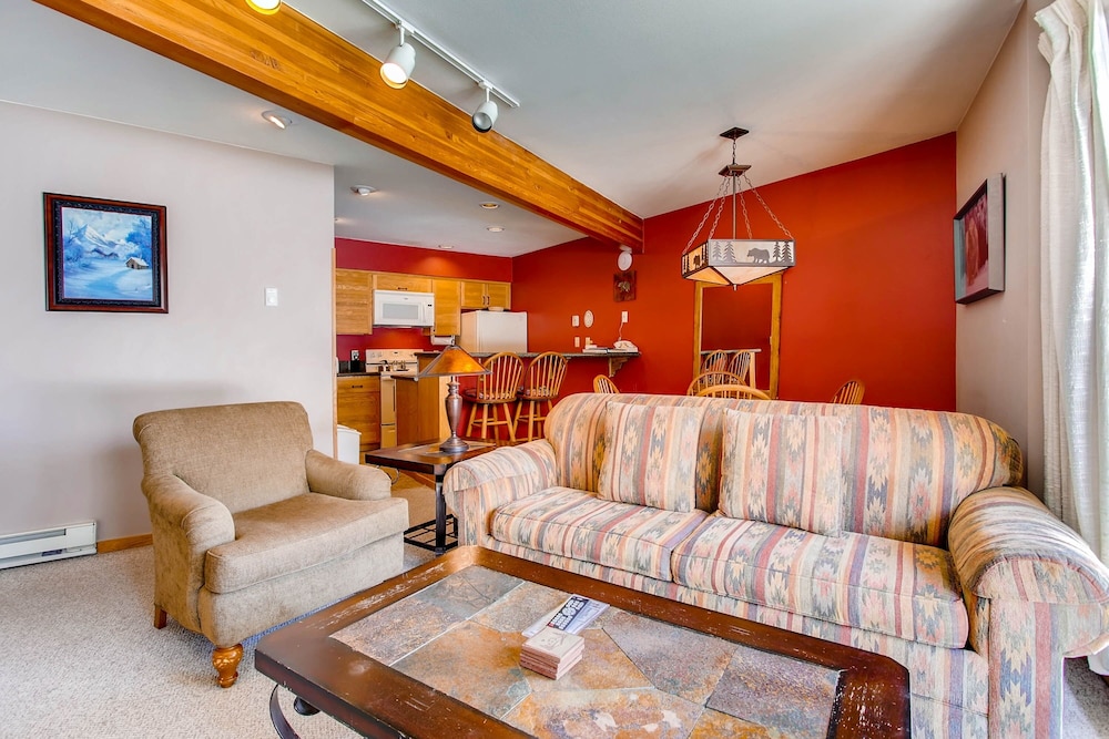 Updated 1 Br - Ski-in/ski-out Access 1 Bedroom Condo - No Cleaning Fee! by RedAwning