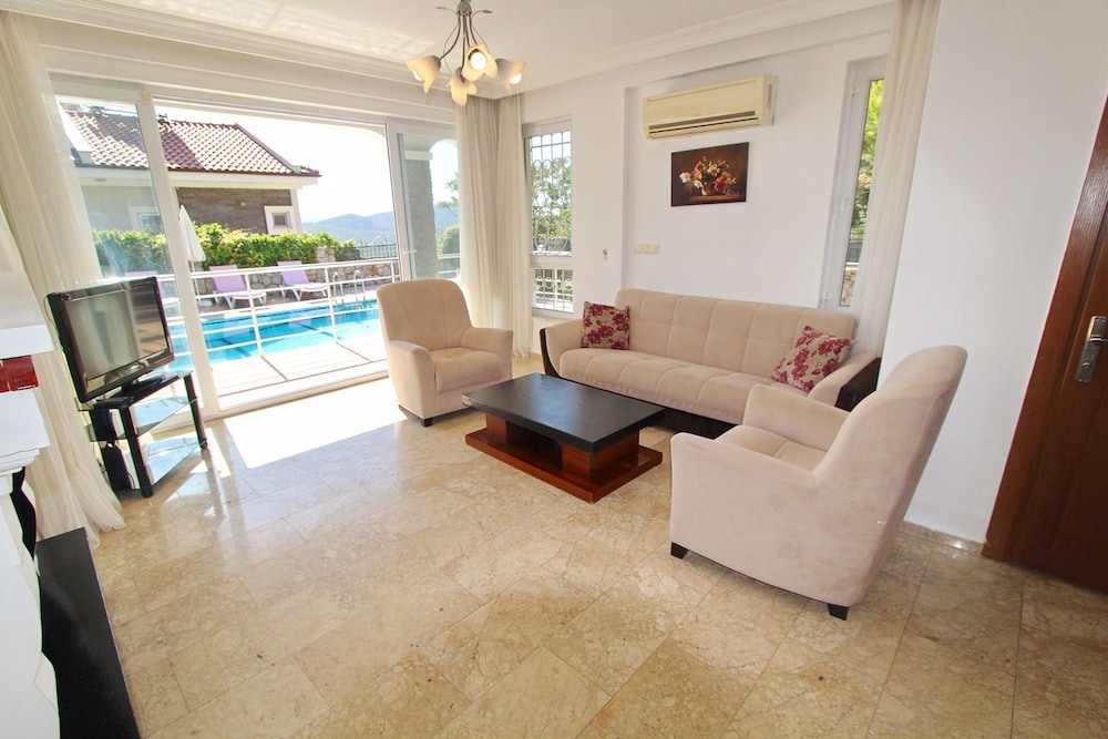 Arnna Villa 4 by Villa Buketi