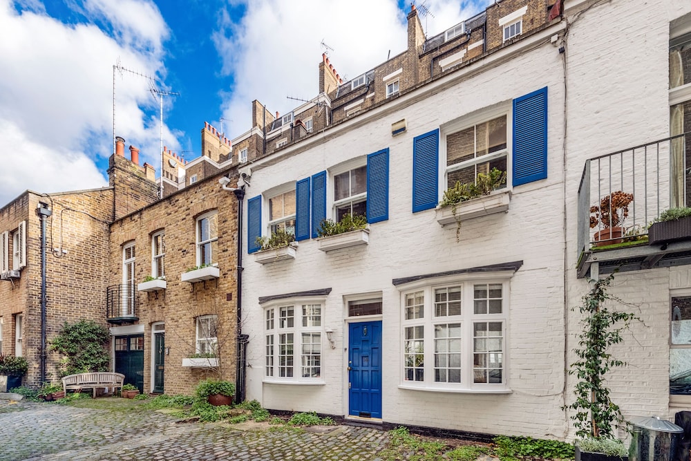Victoria Mews House - By Sojourn