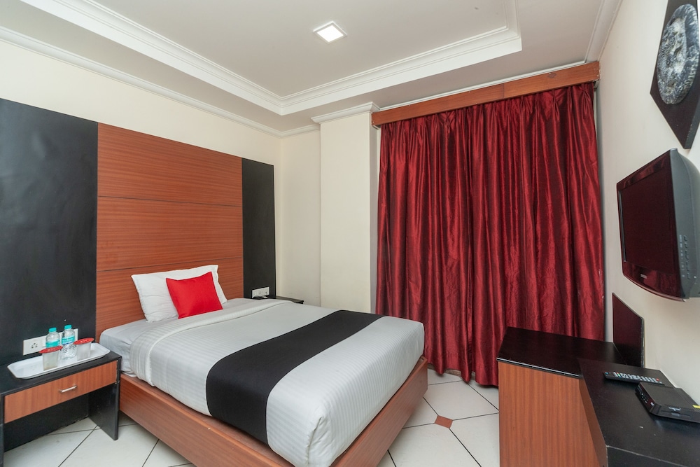 Capital O 8145 Emarald Hotel