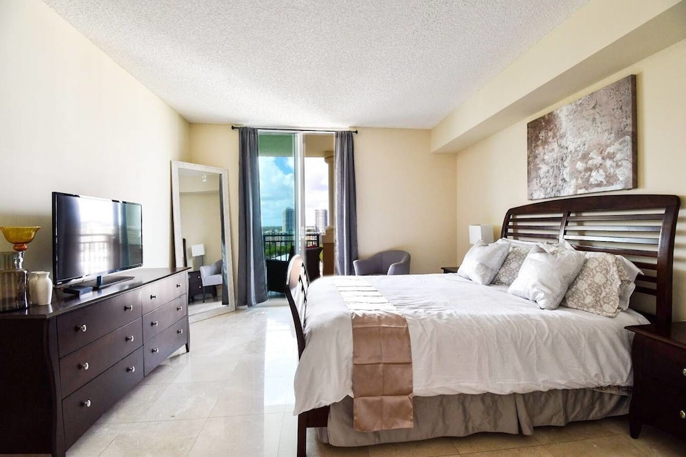 Beautiful Asian Retreat 2bd/2bth Apt. min to Beach