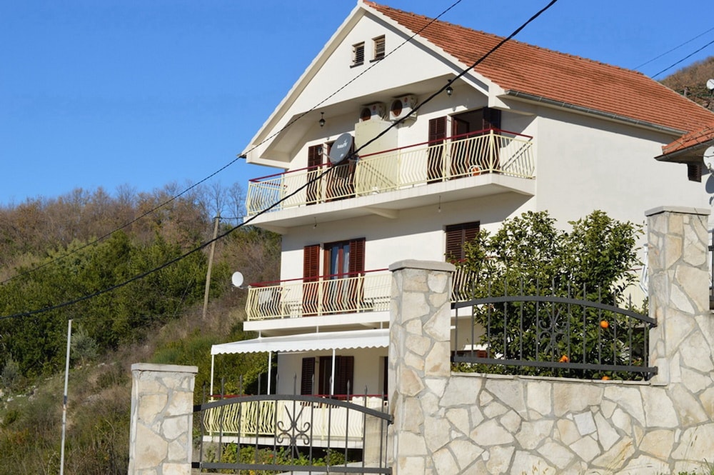 Vavic Apartments