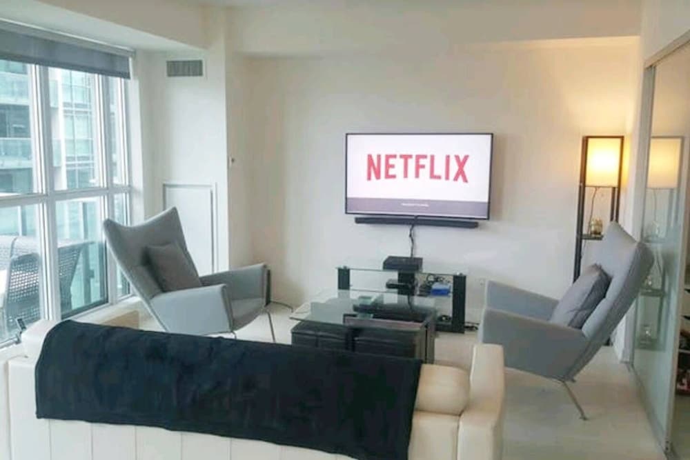 Downtown Condo Near Exhibition Place With Balcony