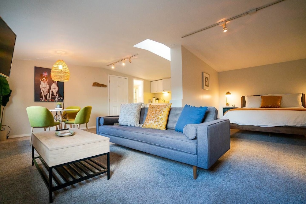 Sophisticated City Escape near DU