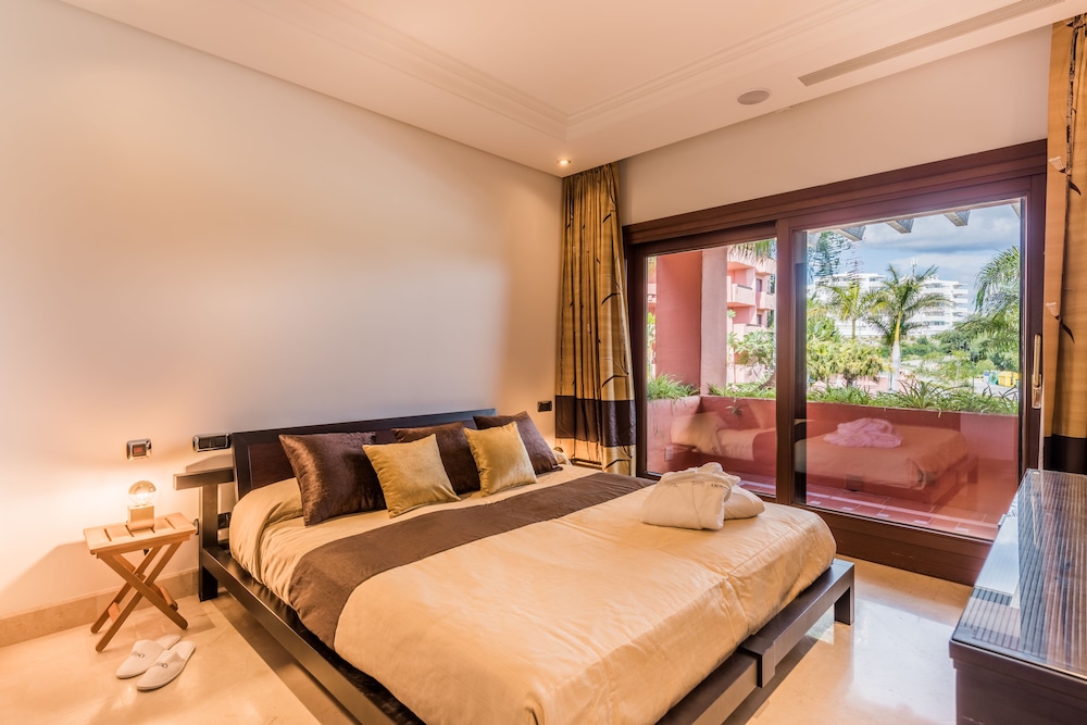 2 Bedrooms Apartment Frontline Beach