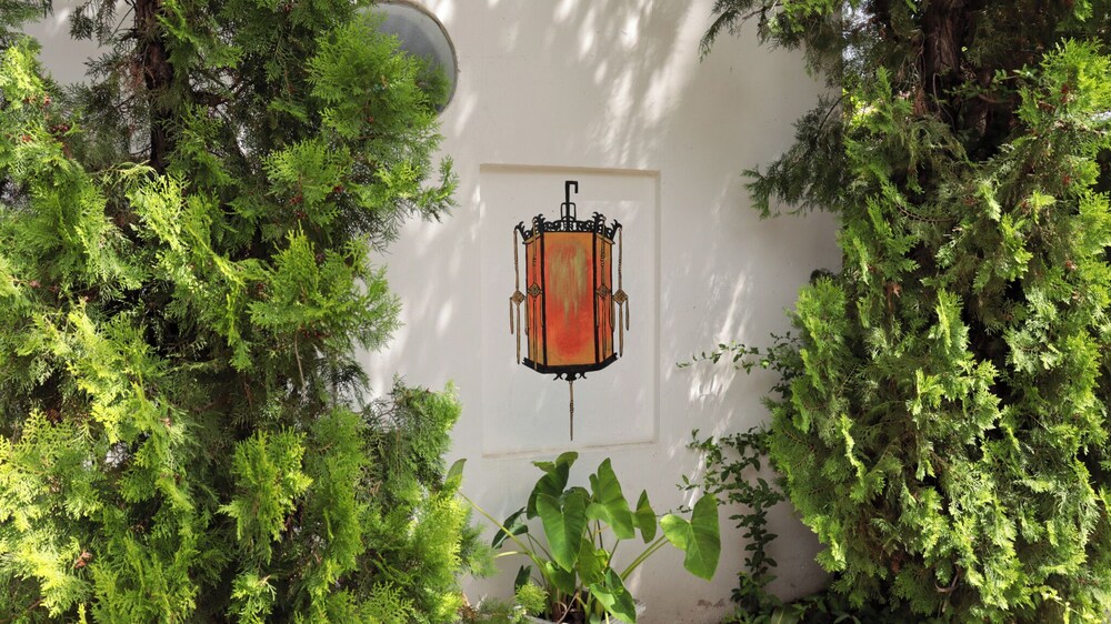 Golden Lantern Guest Lodge