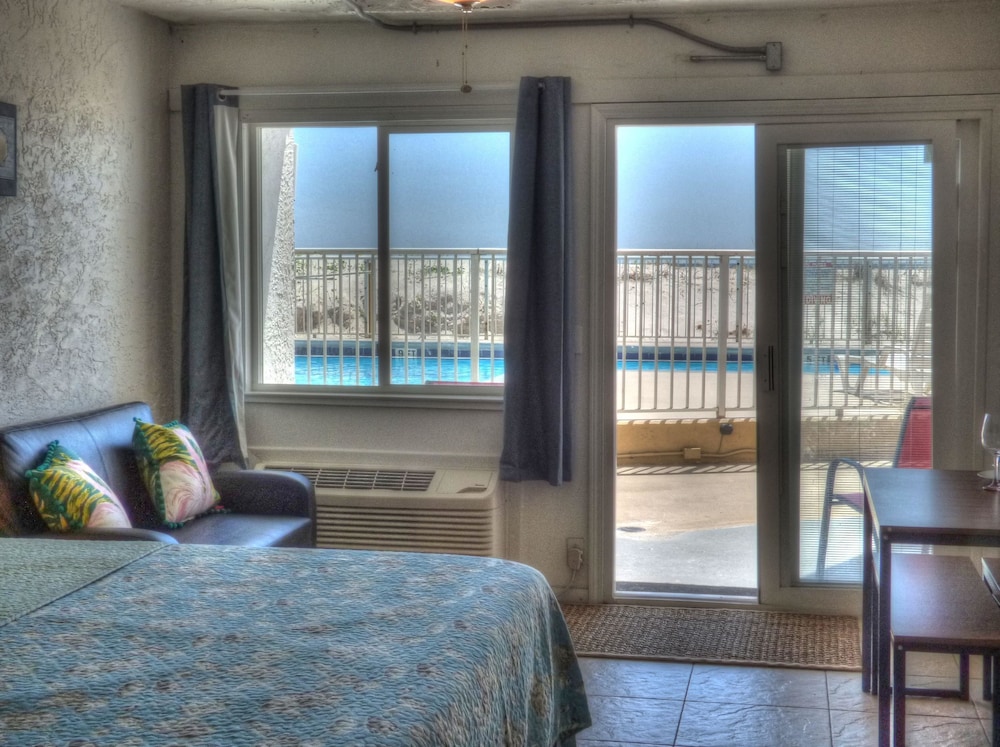 Pet Friendly Ground Level Steps to the Sand, Pool, Hot Tub, Wifi
