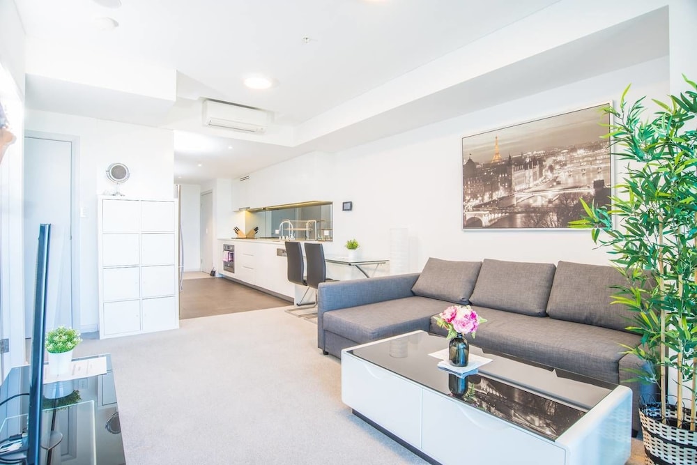 Minimalism Modern Apartment With Water View