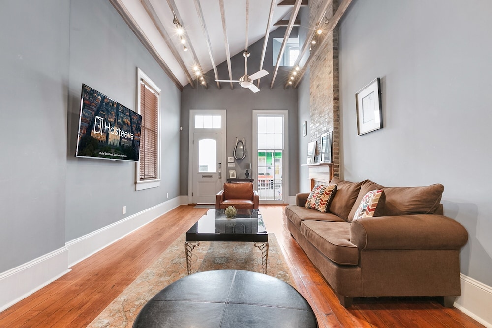 Hosteeva 2BR Steps to St. Charles Ave
