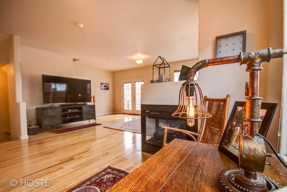 3BR Downtown Townhome /w Stunning Balcony Views!