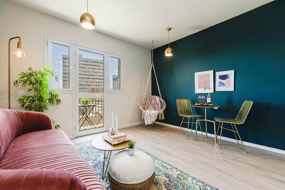 New - Trendy One Bedroom Apt, Most Popular Area