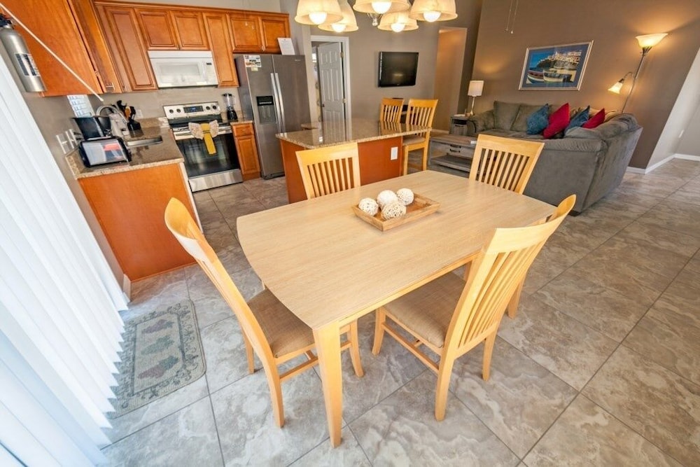 Private Pool 2 Queens And Twin Room! 3 Bedroom Home by Redawning
