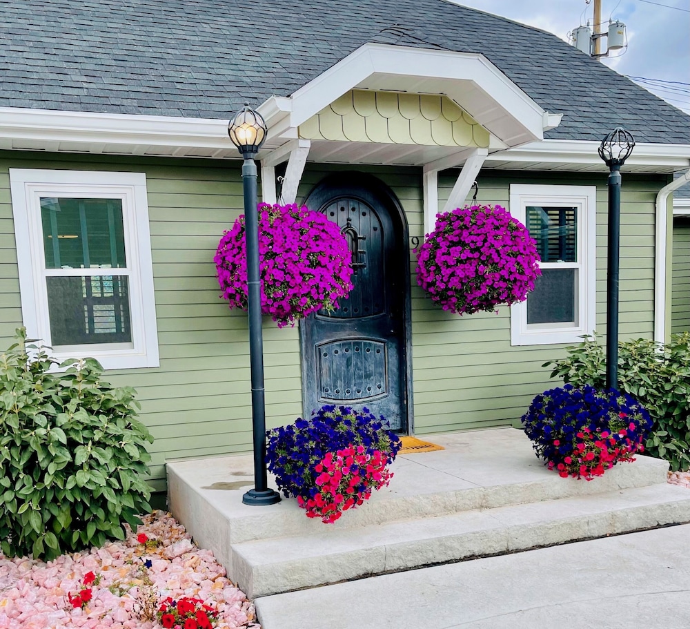 EO Bungalows – Adults Only