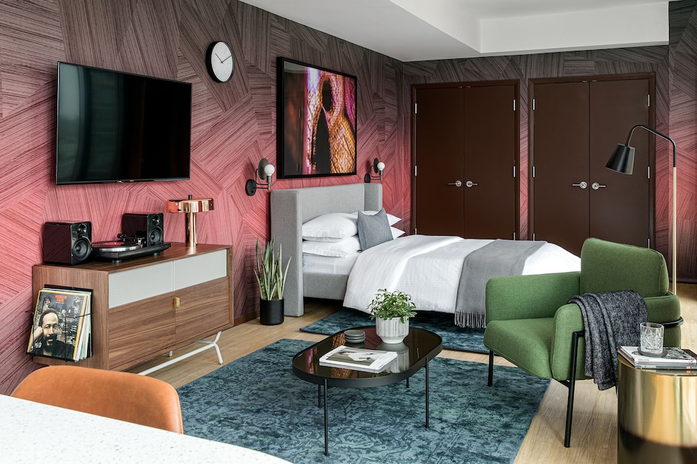 BLACK SWAN - Liz DC - Executive Flat