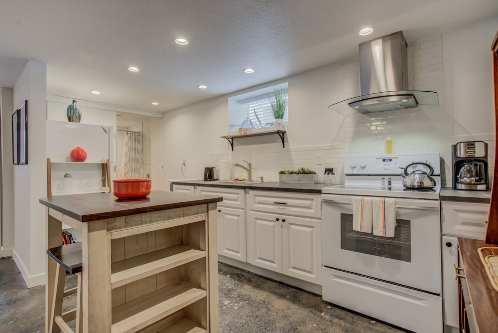 Trendy Urban Neighborhood & Dog-friendly Downtown