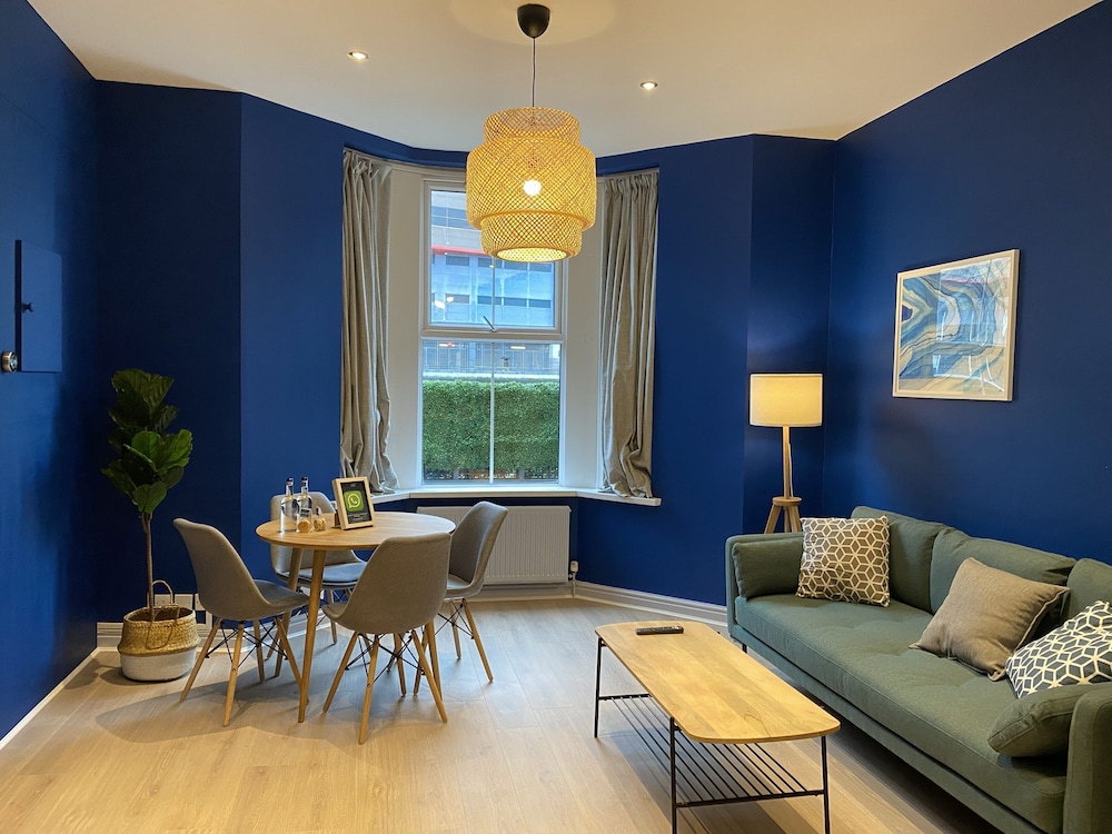 Aaron Wise - 17 Fitzhamon Apartments