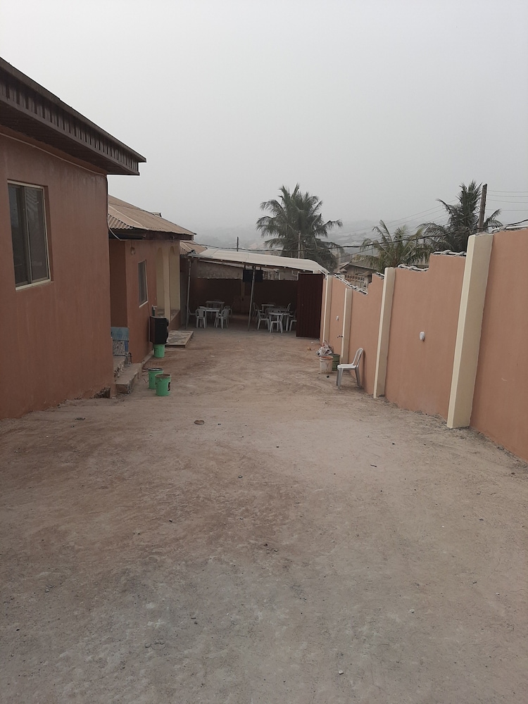 Ribbos Bar and Guest house