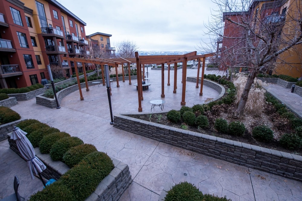 Bright Apartment Facing Pool Area #423