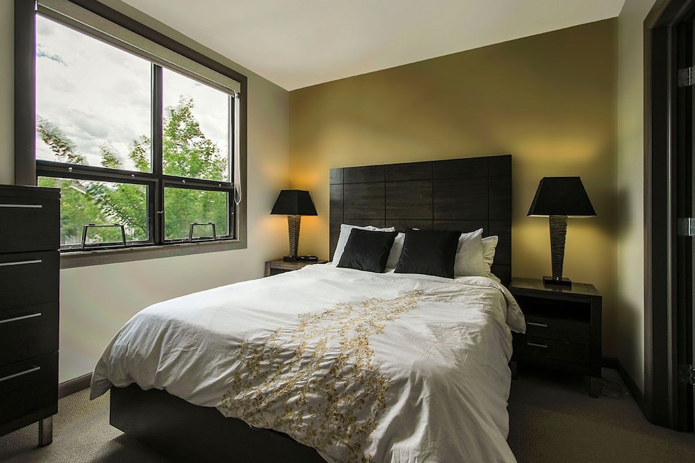 Gorgeous Two Bedroom Two Bath Plus Den by Elevator #249