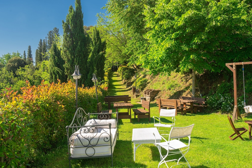 Holiday Home Features a Garden Features and Free Wifi