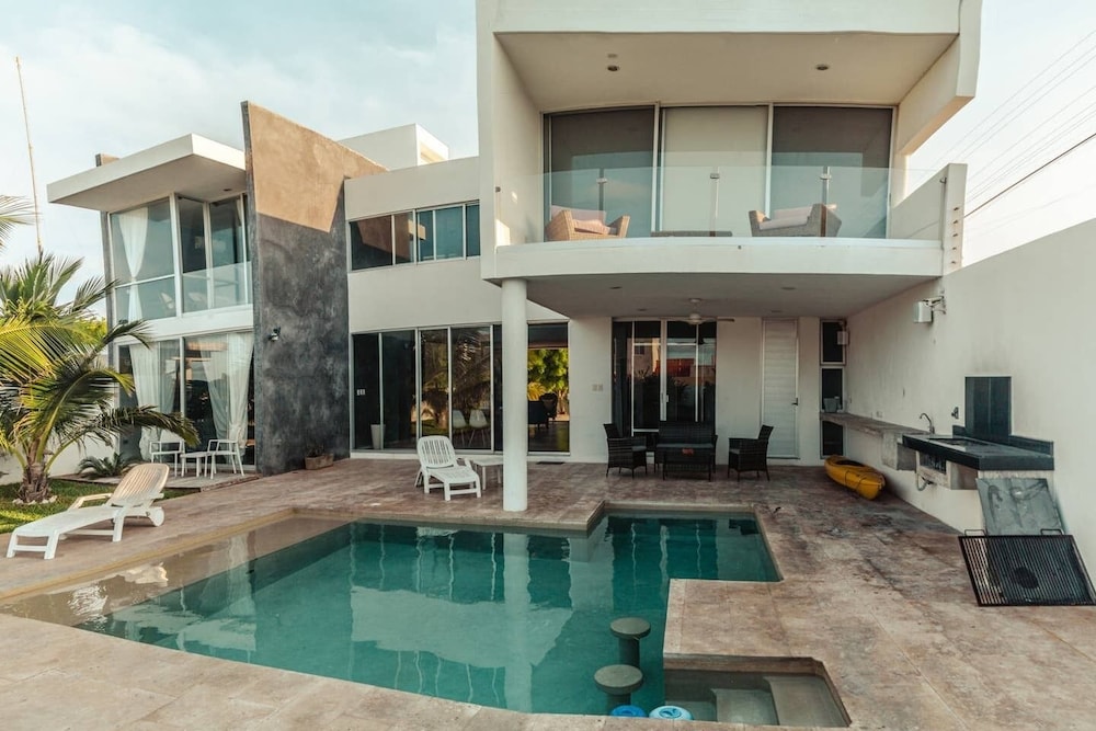 Breathtaking Beach Villa, Feel the Inviting Vibe!