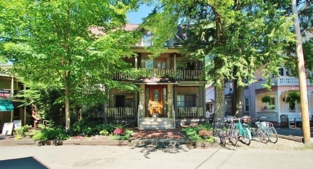 12 Morris 4 2 Bedroom Condo by Redawning