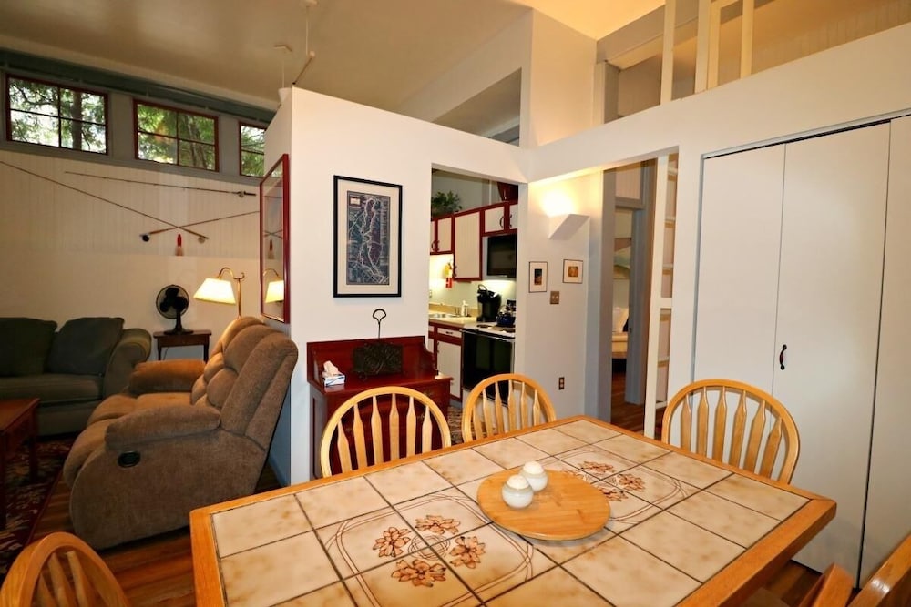 Arcade 15 2 Bedroom Condo by Redawning