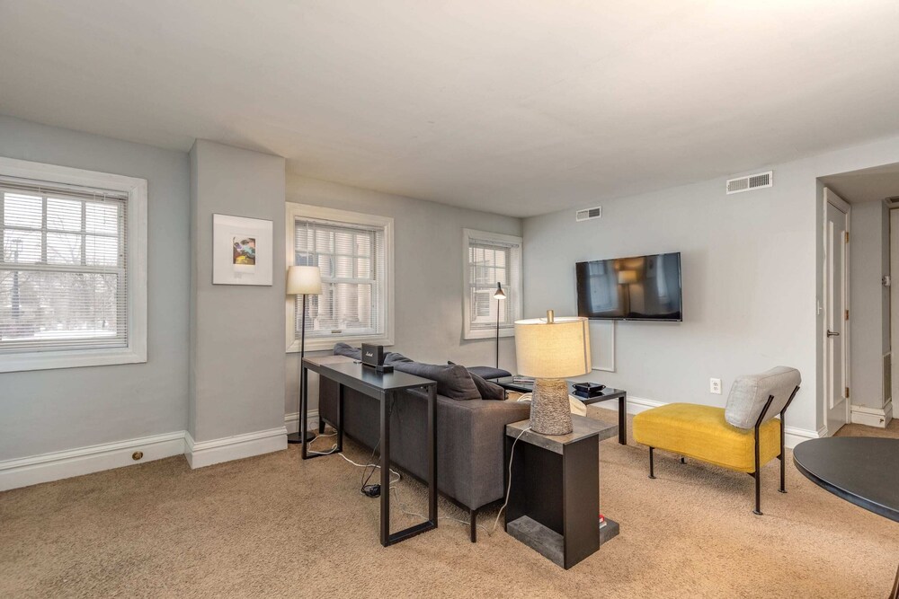 Classic CWE Apts with Full Kitchen by Zencity
