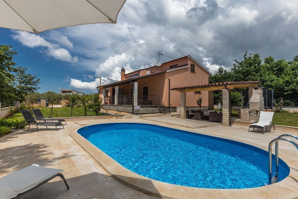 Luxury Villa Lucia with heated pool