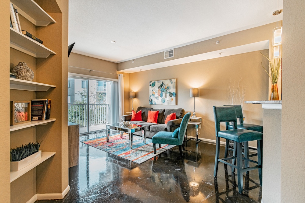 BC-324: Channelside Luxury Apartment