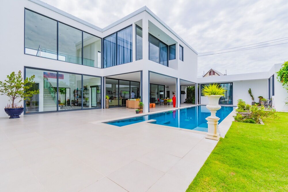 Modern 4 Bedroom Resort Pool Villa LL110
